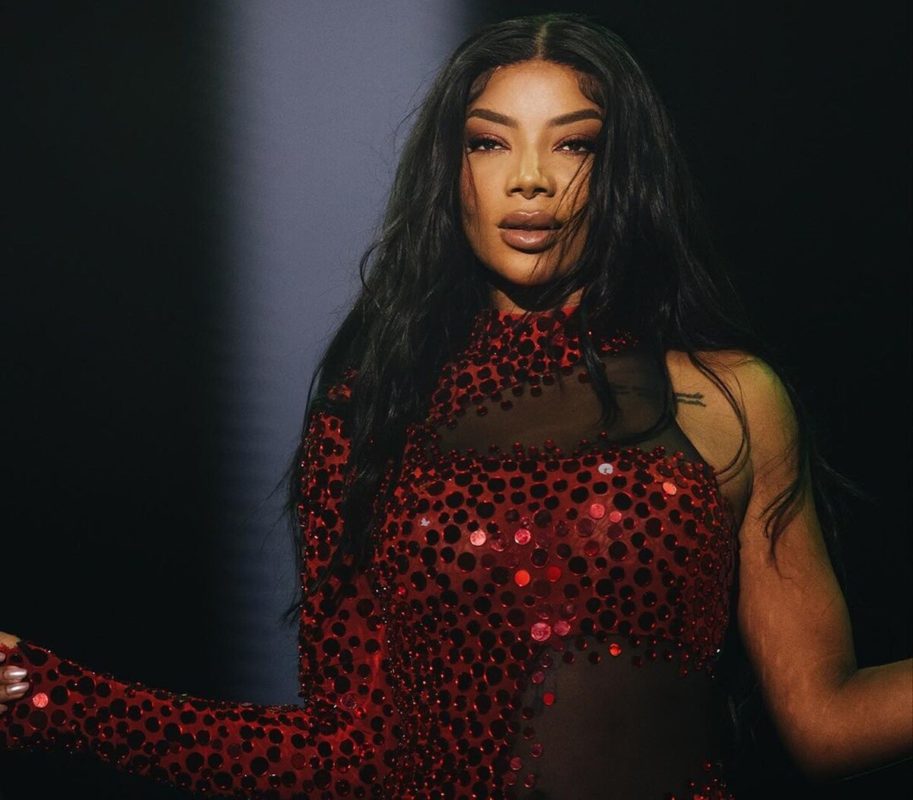 Ludmilla é clicada durante show usando um look todo vermelho - Metrópoles