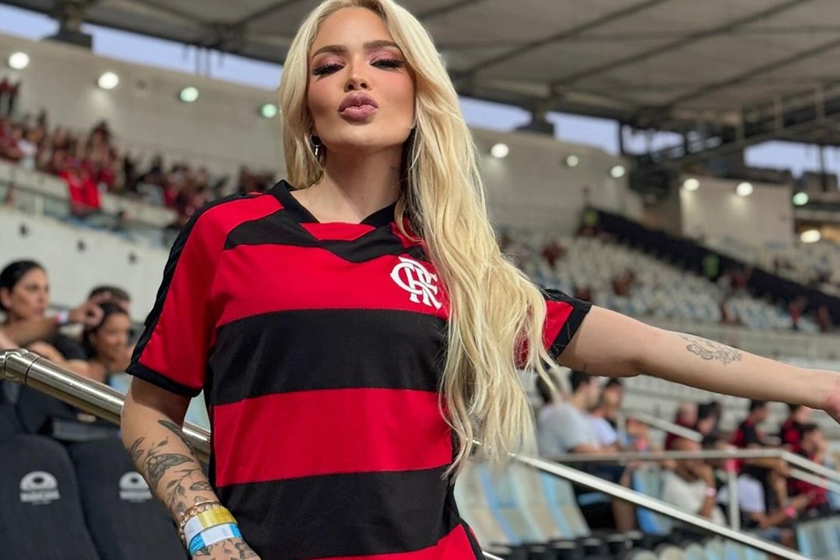 Karoline Lima posa no Maracanã durante o jogo de Léo Pereira pelo Flamengo - Metrópoles