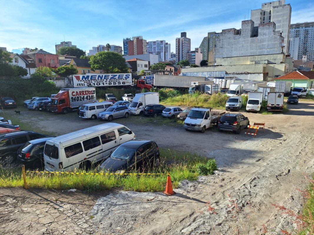 Imagem mostra terreno usado como estacionamento - Metrópoles