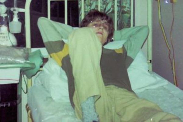 Imagem colorida de adolescente deitado em cama de hospital - Metrópoles