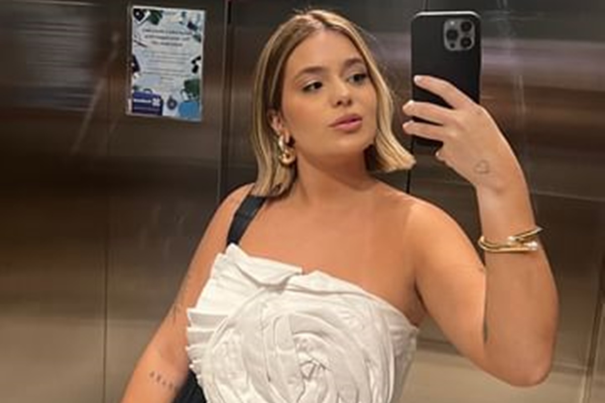 Viih Tube posa no elevador de casa com o visual novo e um look branco - Metrópoles