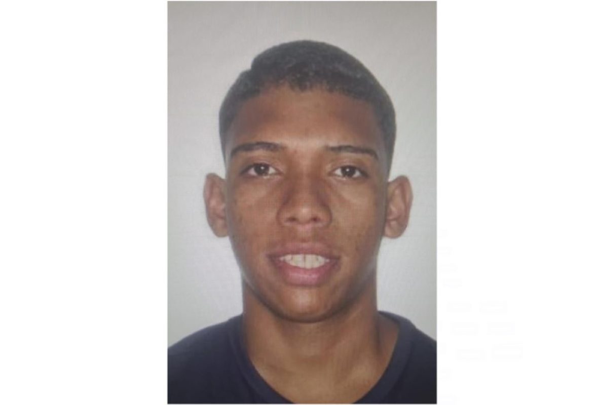 Imagem colorida mostra foto 3x4 de um homem de pele morena, cabelo curto, vestindo uma camiseta azul marinho, suspeito de matar um soldado da Rota - Metrópoles