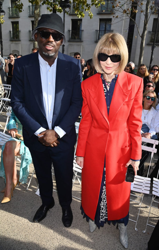 Na imagem com cor, o ex-editor-chefe da Vogue britânica Edward Enninful com Anna Wintour - Metrópoles