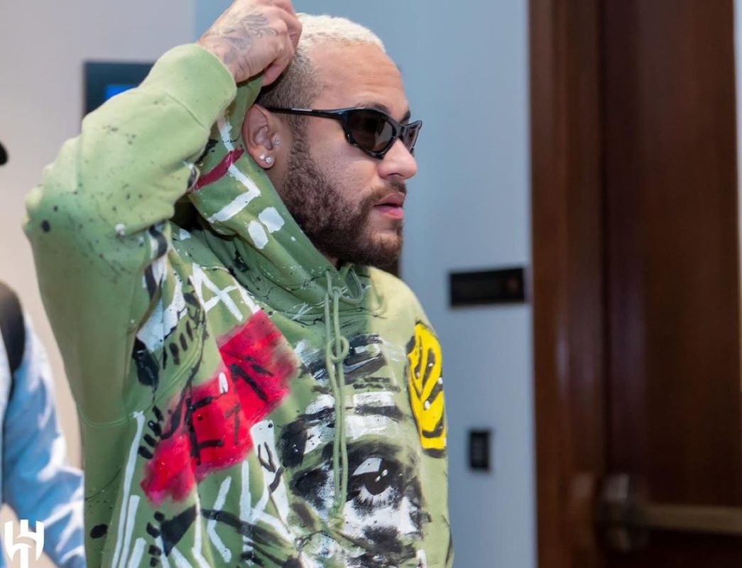 Neymar desembarca em Riad com moletom colorido