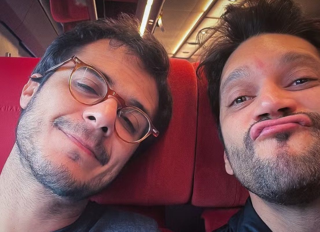 Armando Babaioff e o namorado, Victor, no avião - Metrópoles