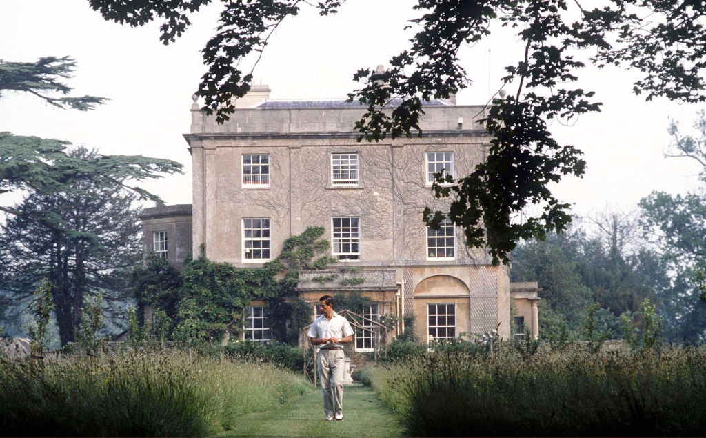 Charles (à época, príncipe) nos jardins da Highgrove House em 1986
