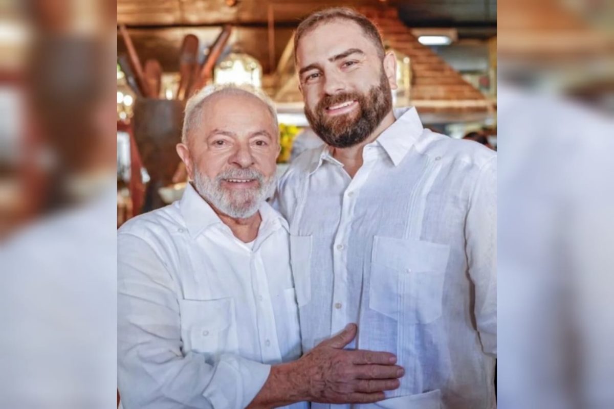Luis Cláudio Lula da Silva posa para foto ao lado do pai, o presidente Lula, em setembro de 2023