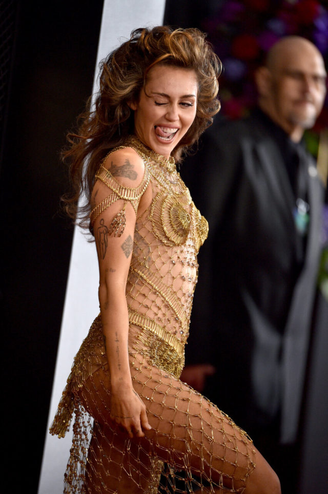 Na imagem com cor foto da cantora Miley Cyrus usando um vestido produzido por John Galliano - Metrópoles