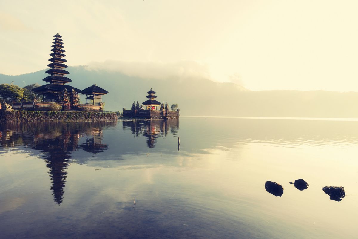 templo flutuante em Bali na Indonésia