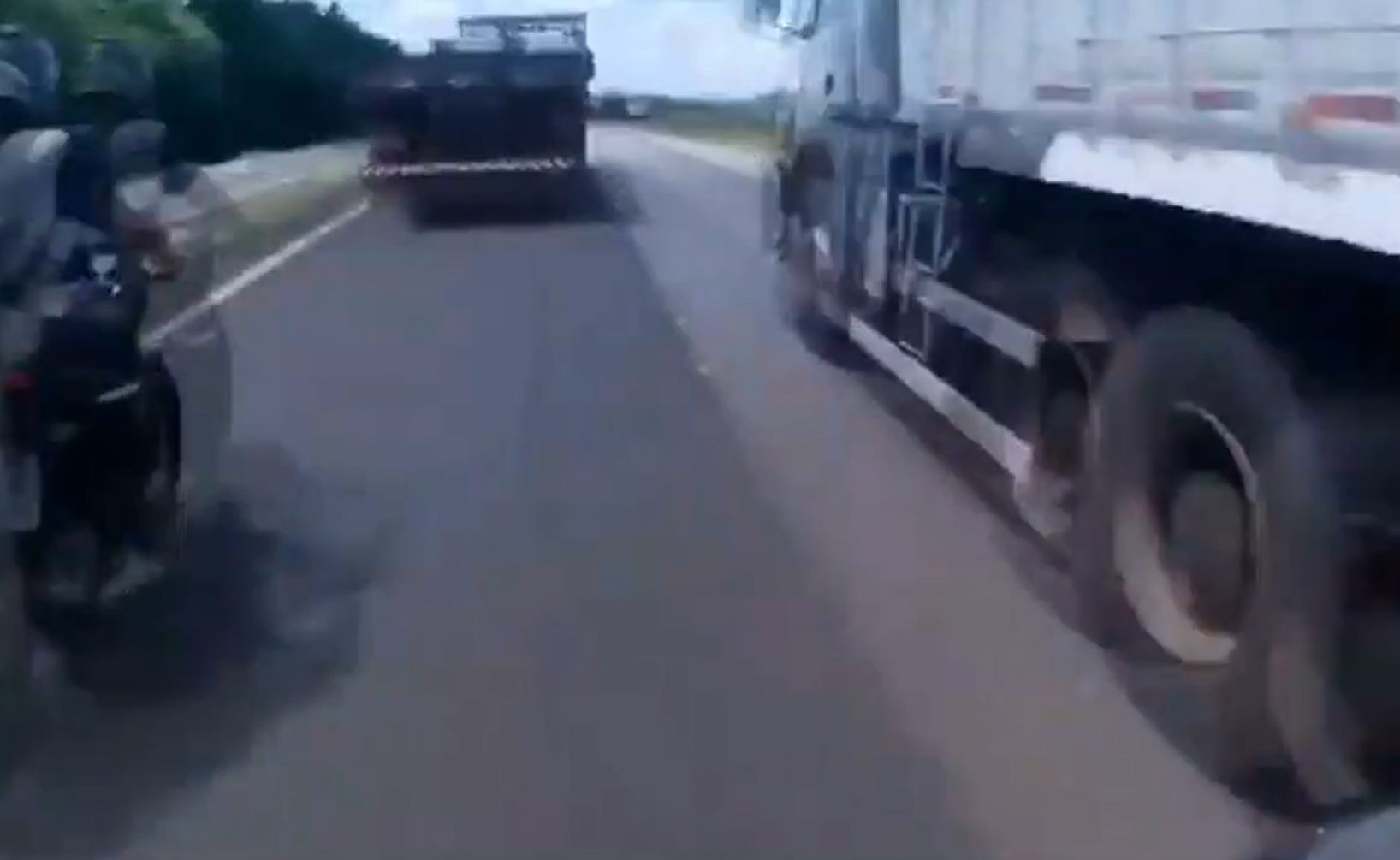 Vídeo Motociclista Bate Em Caminhão E Voa Após Atingir 191 Km H