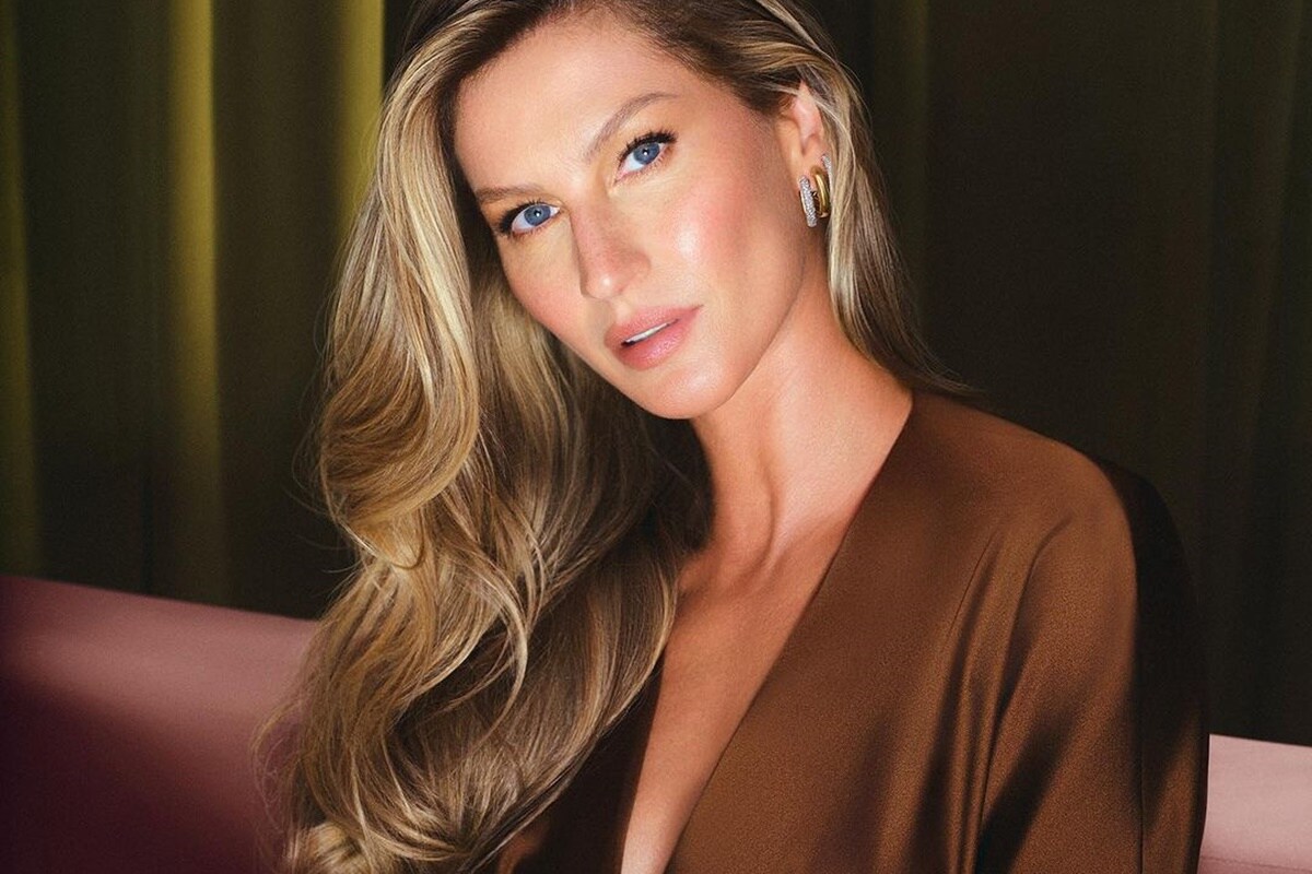 Gisele Bündchen posa de look marrom e cabelos soltos para campanha - Metrópoles