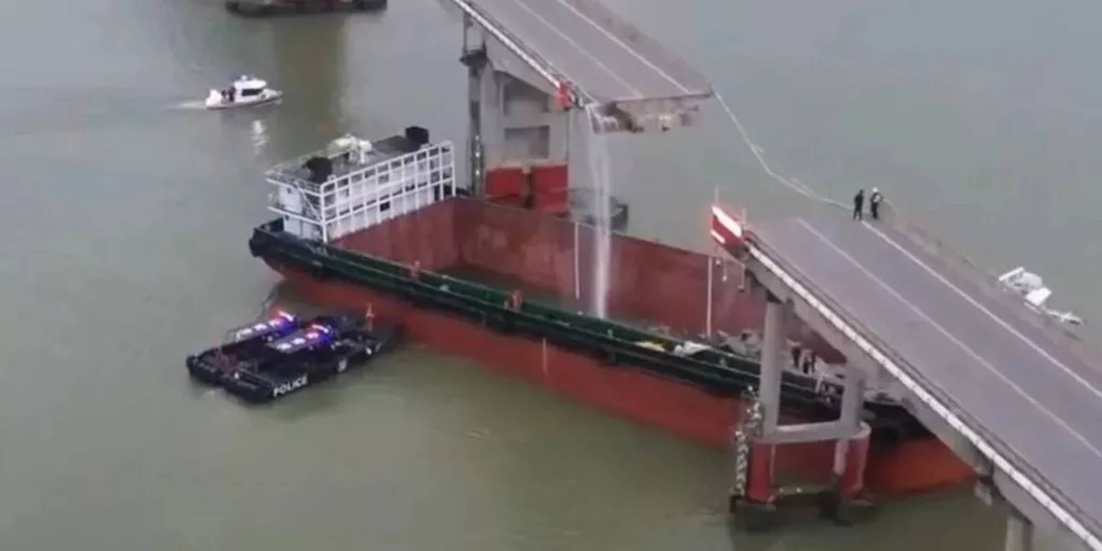 China: navio-cargueiro atinge ponte, que desaba e deixa 5 mortos ...