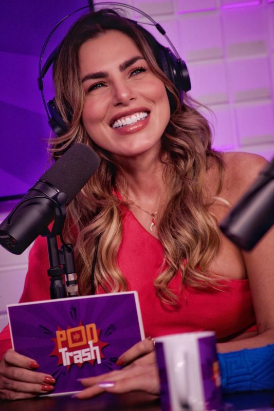 Erika Schneider se diverte com entrevista de Pyong Lee - Metrópoles
