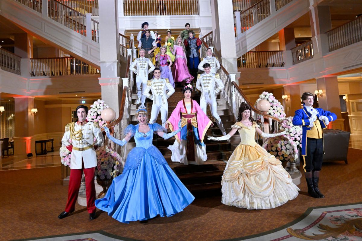 personagens da Disney em cerimônia de reabertura do Disneyland Hotel em Paris