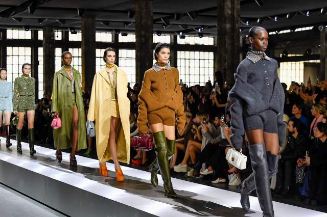 Na imagem com cor, foto do desfile da Gucci no Milão Fashion Week - Metrópoles