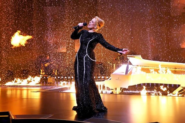 Na imagem com cor, a cantora Adele durante apresentação em Las Vegas - Metrópoles