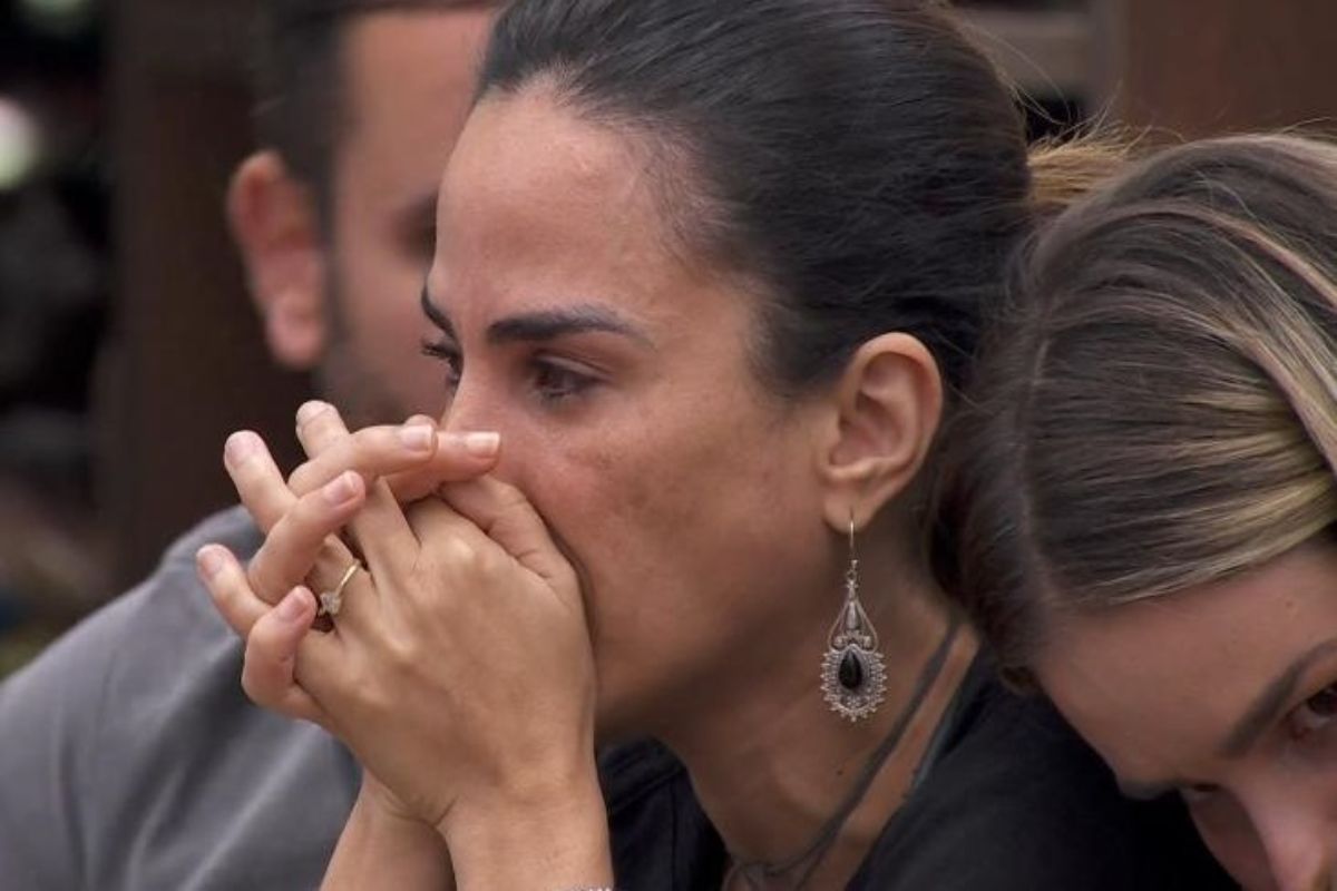 Wanessa Camargo com as mãos no rosto no BBB 24