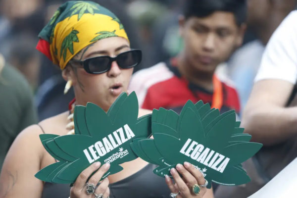 Mulher durante manifestação a favor da legalização da maconha STF