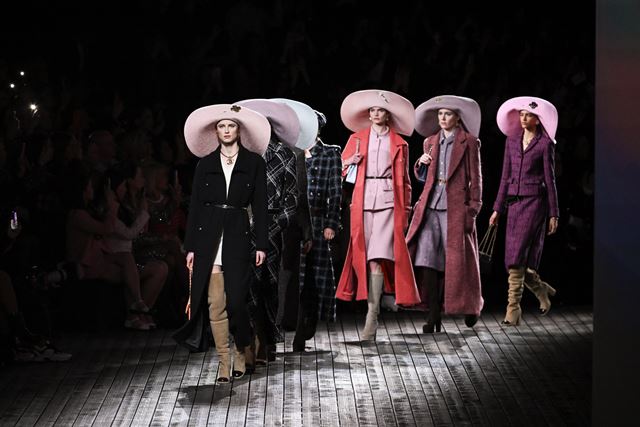 Modelos usam chapéus grandes na passarela da Chanel - Metrópoles