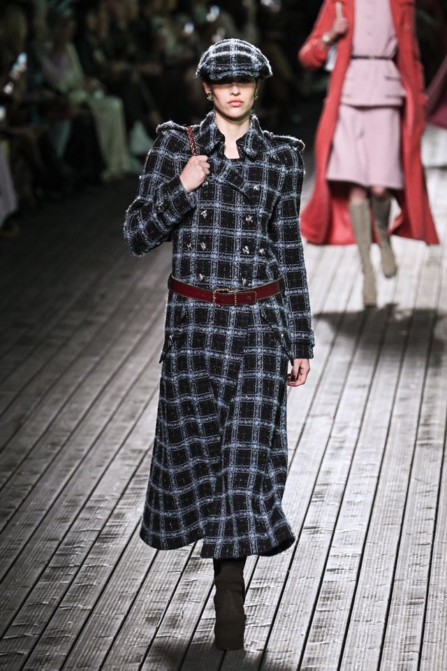 Modelo com boina e look todo xadrez na passarela da Chanel - Metrópoles