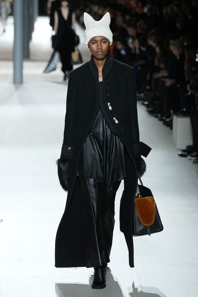 Look preto com touca na passarela da Louis Vuitton - Metrópoles