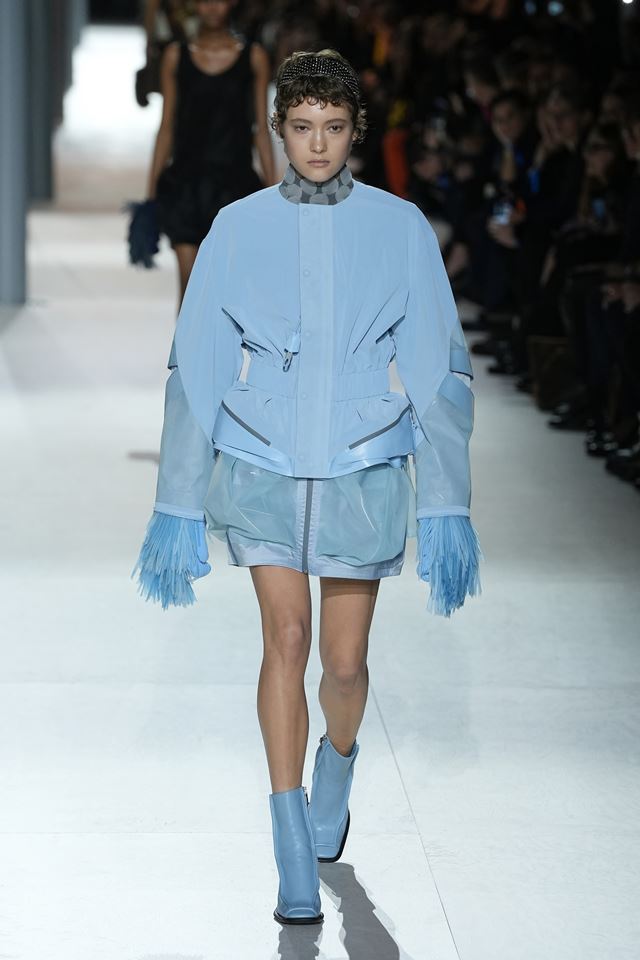 Look azul na passarela da Louis Vuitton. A modelo usa luvas com franjas - Metrópoles