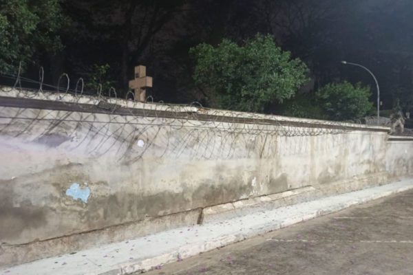 Imagem do muro do cemitério da Consolação antes da queda 