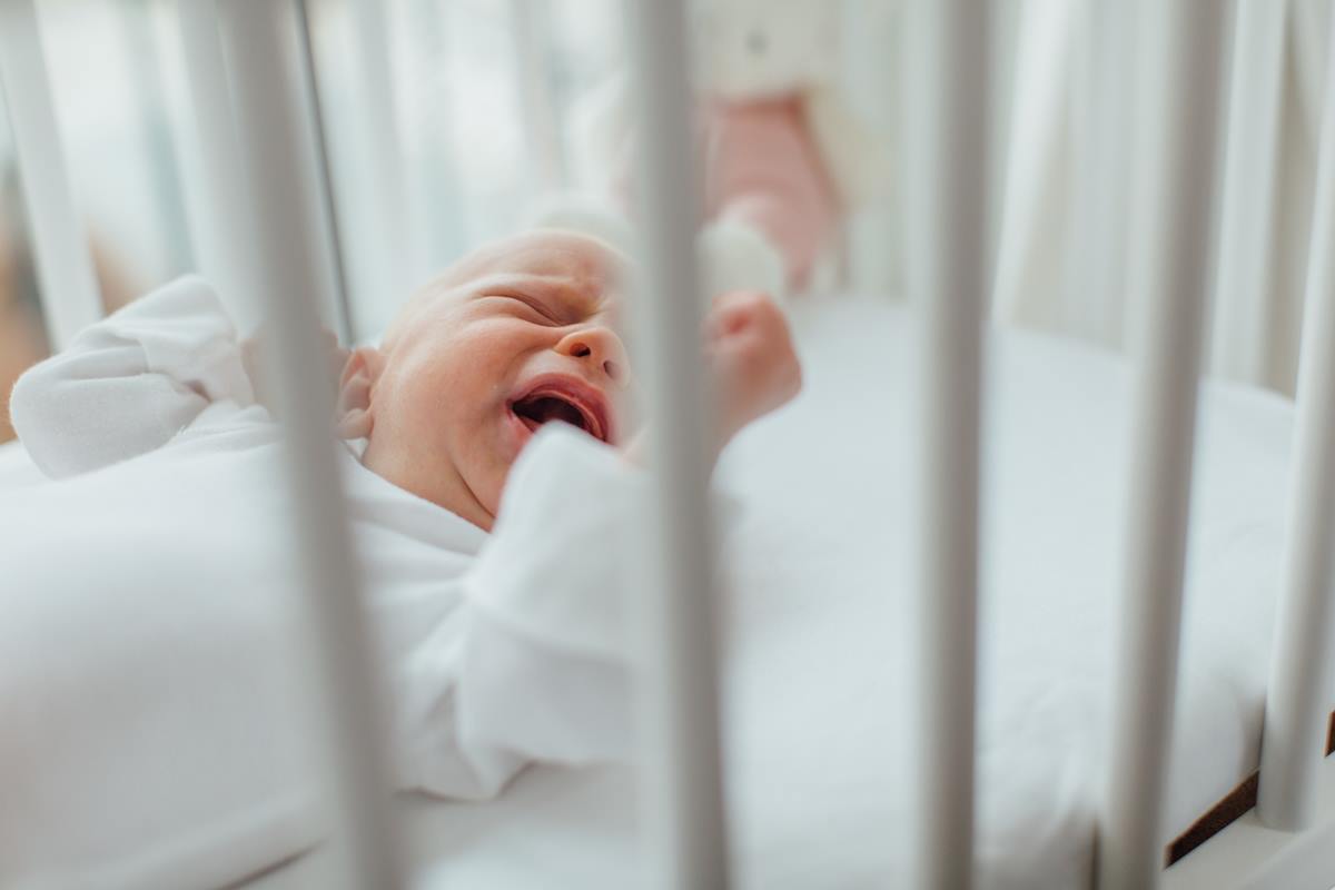 Foto colorida de um bebê chorando - Metrópoles