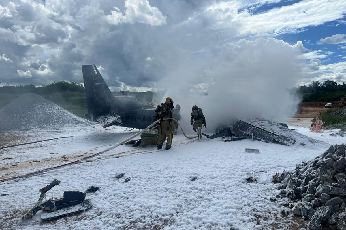 Imagem colorida mostra local em que avião da PF caiu em Minas Gerais _ metrópoles