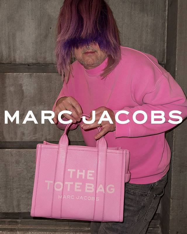 Na imagem com cor, o fotógrado Juergen Teller posa para a Marc Jacobs - Metrópoles