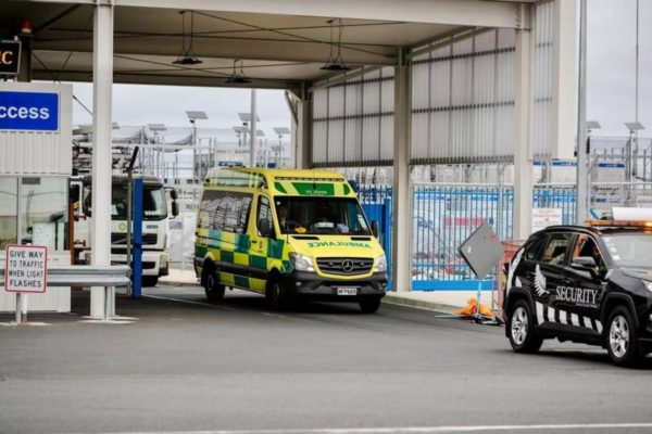 Uma ambulância saindo do Aeroporto Internacional de Auckland depois que passageiros ficaram feridos durante um voo da Latam de Sydney para Auckland esta tarde