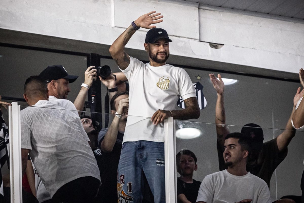 Neymar acenando com a camisa do Santos - Metrópoles
