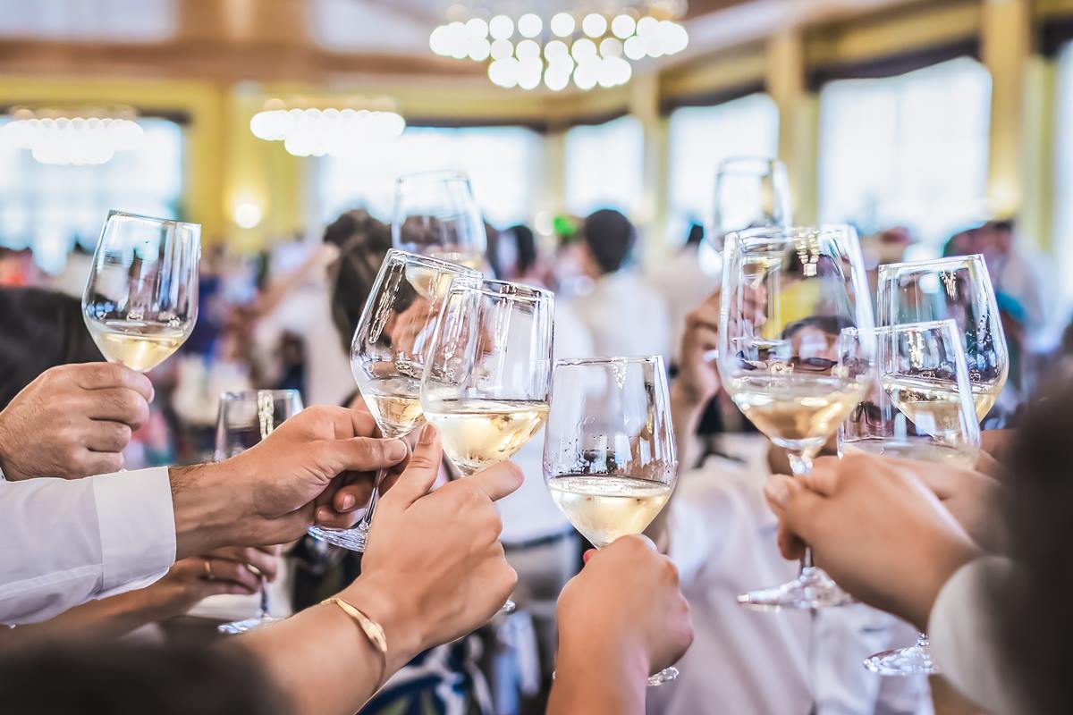 Foto colorida de várias taças de vinho - Metrópoles