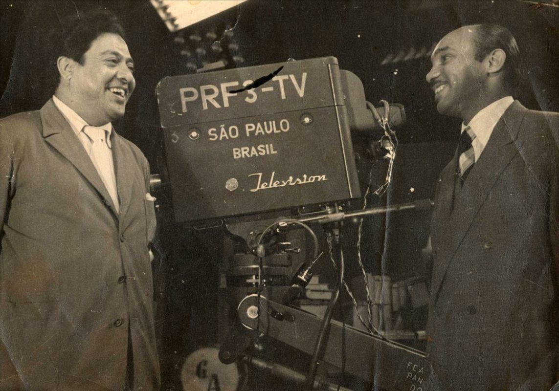 Lupicínio Rodrigues em um estúdio de televisão - Metrópoles