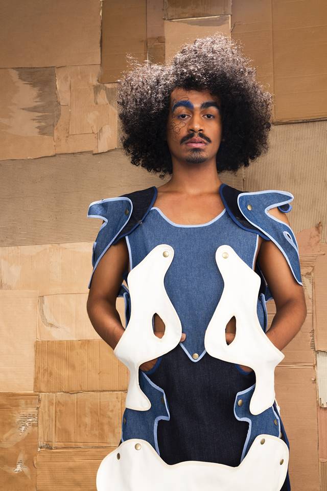Na imagem com cor, homem negro posa para fotos do curso gratuito de moda - Metrópoles