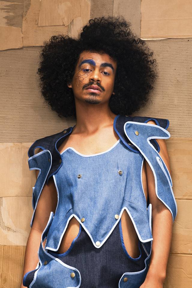 Na imagem com cor, homem negro posa para fotos do curso gratuito de moda - Metrópoles