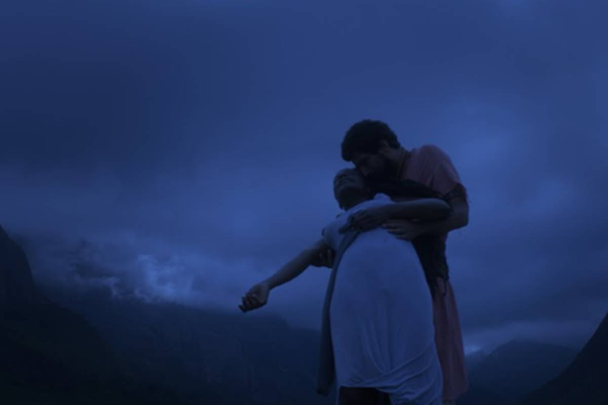 Foto colorida do filme Lilith, mostra um homem e uma mulher abraçados - Metrópoles