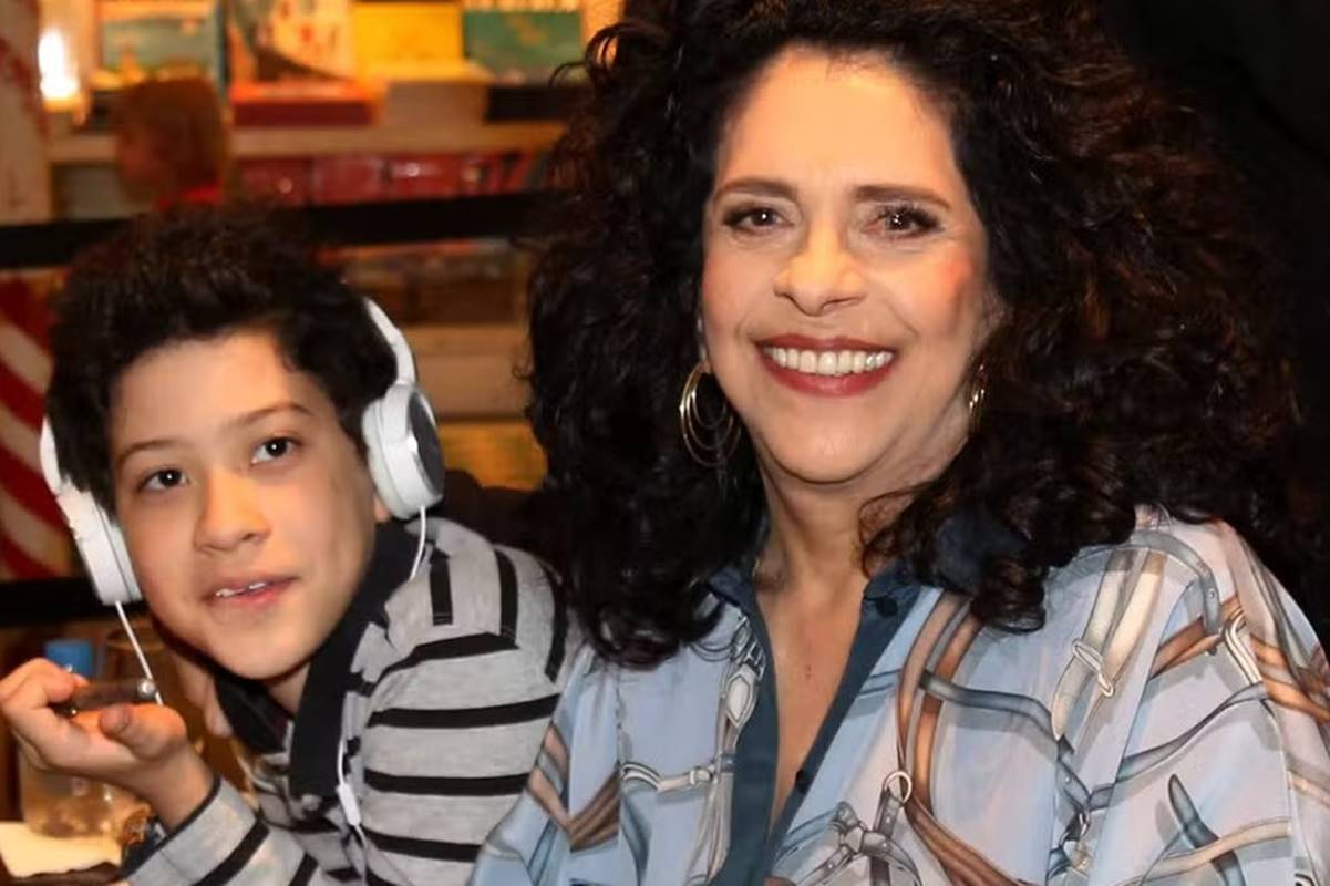 Foto colorida de Gal Costa com o filho - Metrópoles