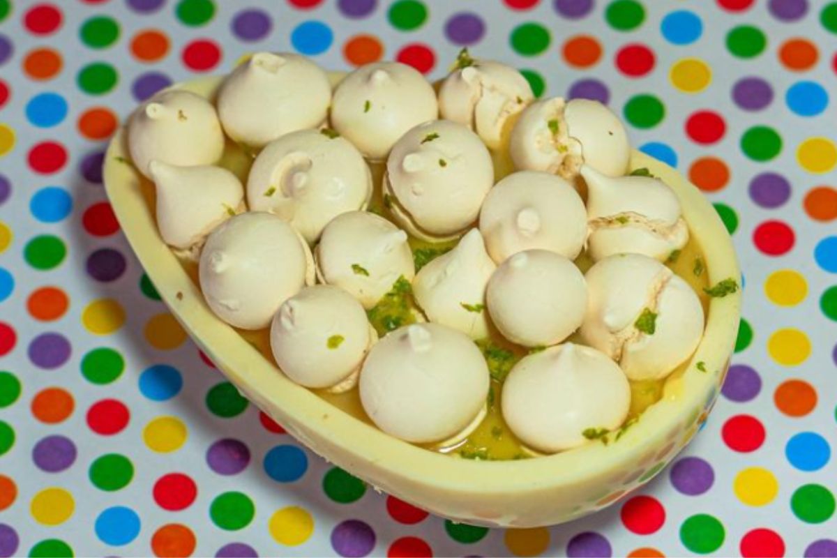 Foto colorida de um ovo de Páscoa - Metrópoles