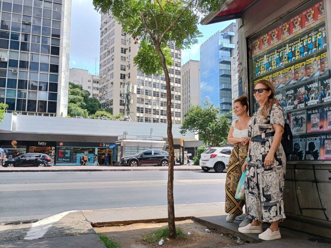 Mulheres se protegem do calor em sombra - Metrópoles