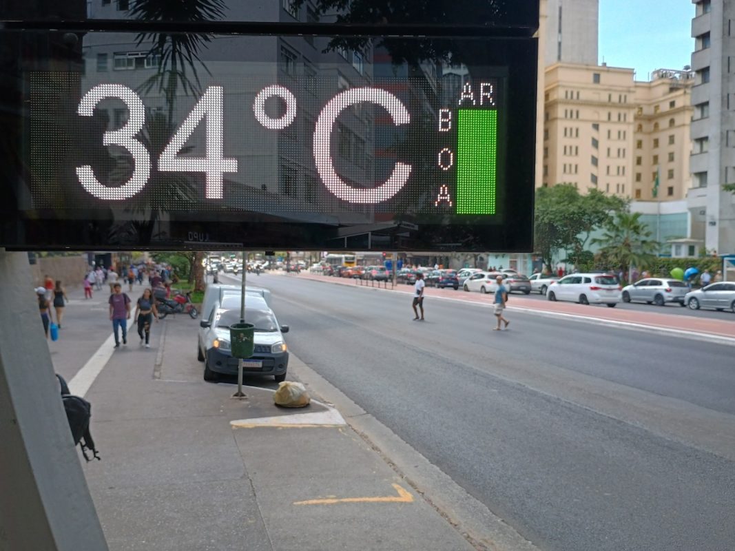 Termômetro de rua marca 34°C - Metrópoles