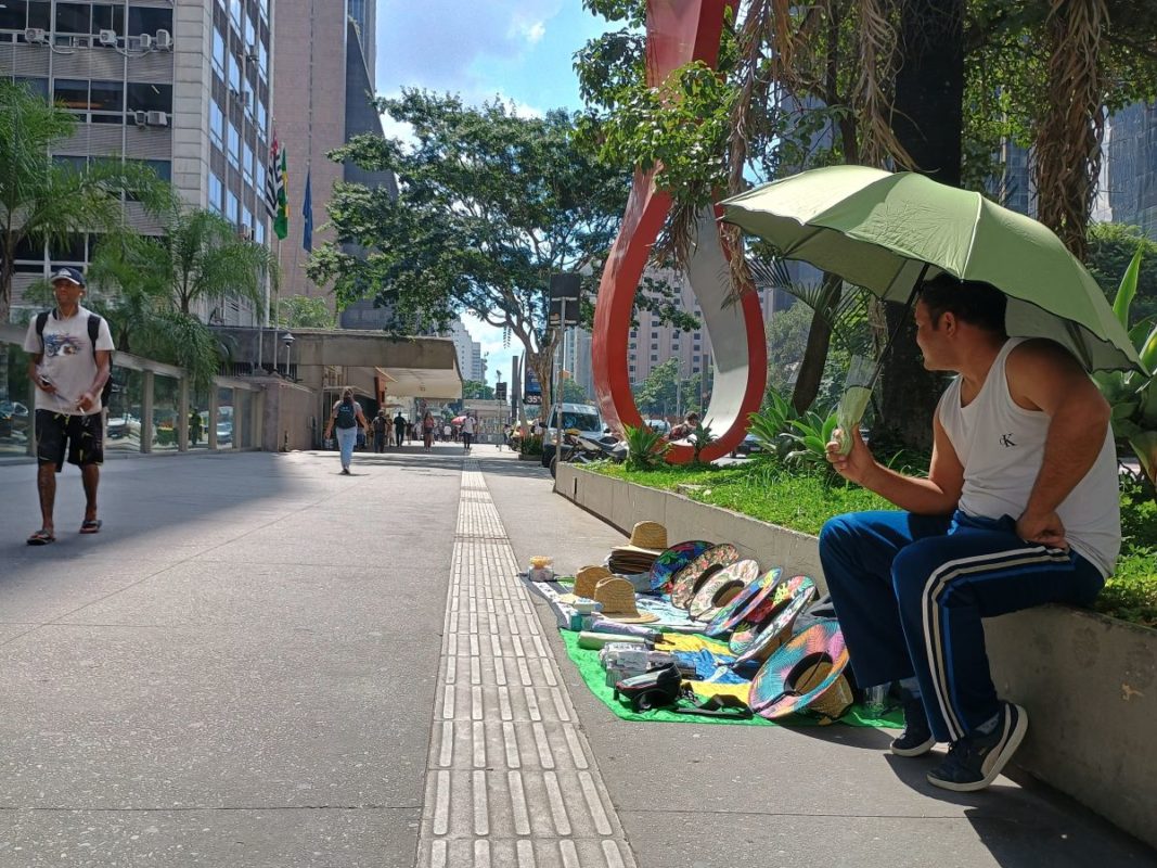 Imagem mostra chapéu e vendedor ambulante