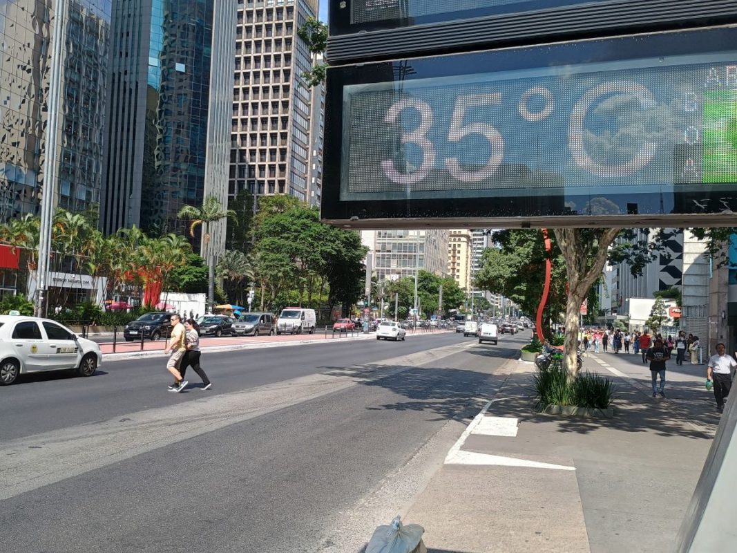 Termômetro de rua marca 35°C - Metrópoles