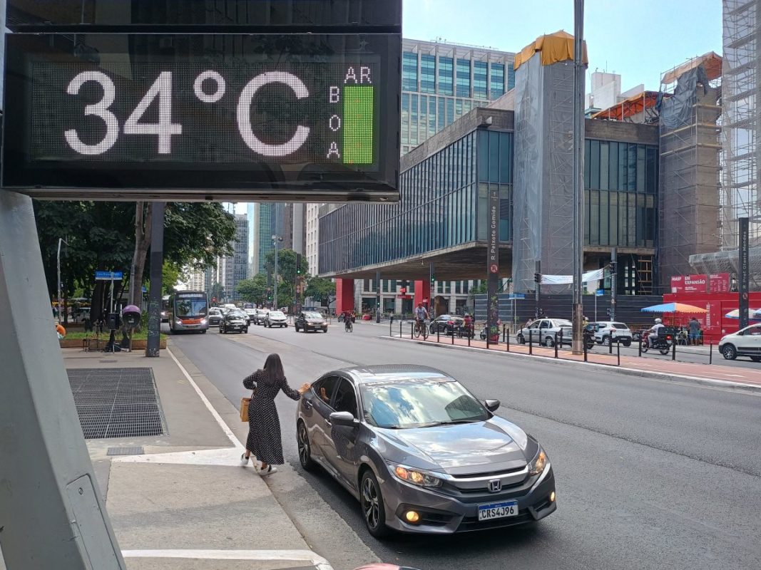 Termômetro de rua marca 34°C - Metrópoles