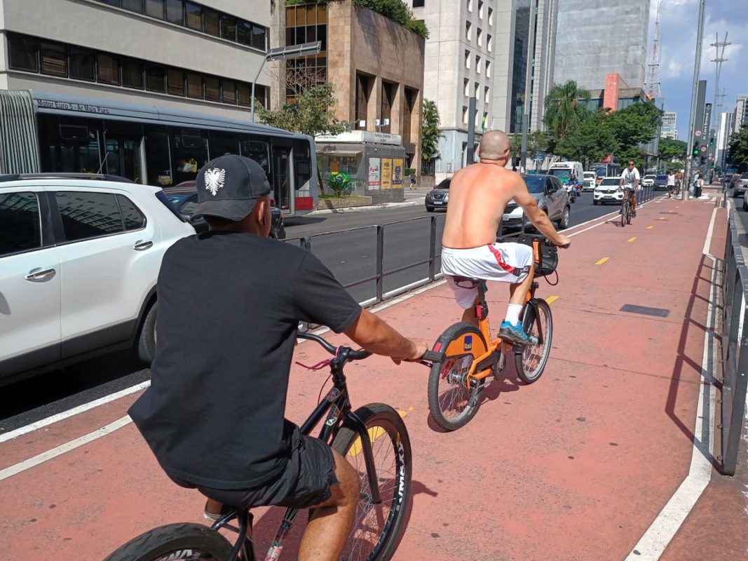 Ciclistas pedalam em avenida - Metrópoles