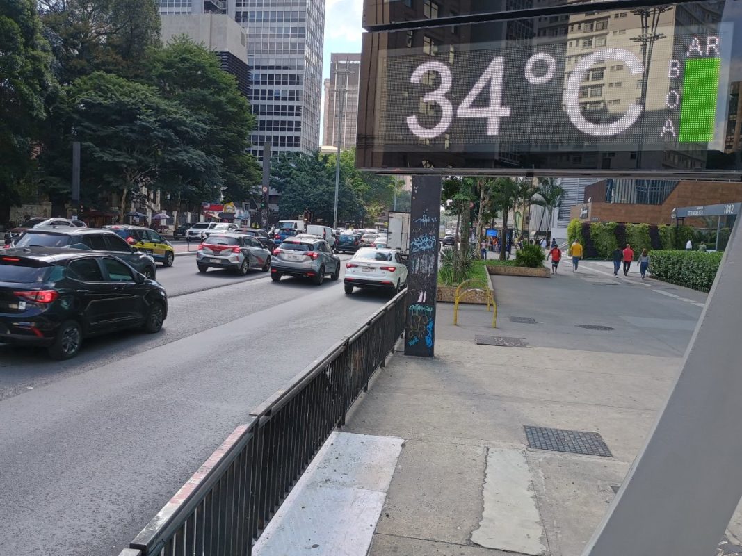 Termômetro de rua marca 34°C - Metrópoles