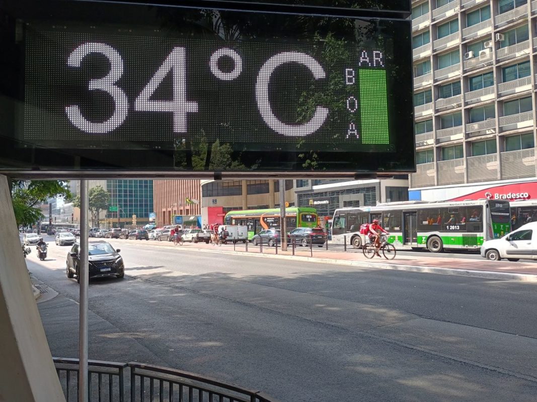 Termômetro de rua marca 34°C - Metrópoles