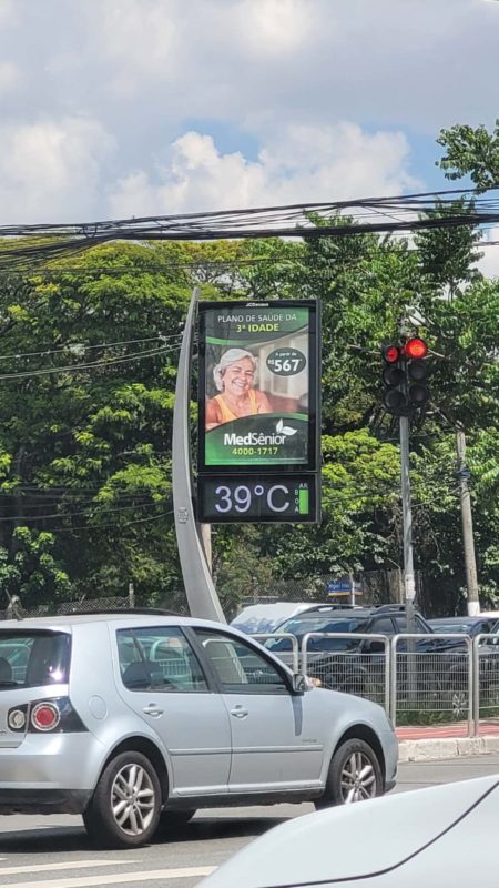 Imagem mostra termômetro marcando 39°C - Metrópoles