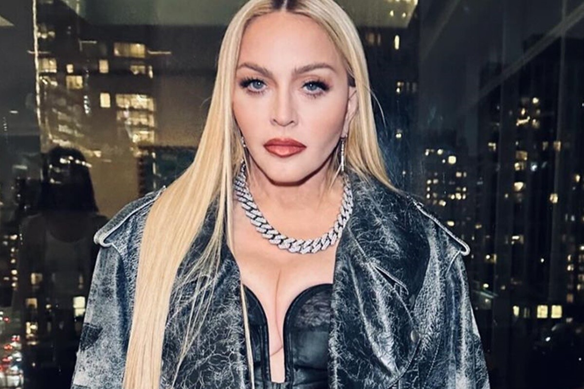 Madonna posa de look preto e cabelos soltos - Metrópoles