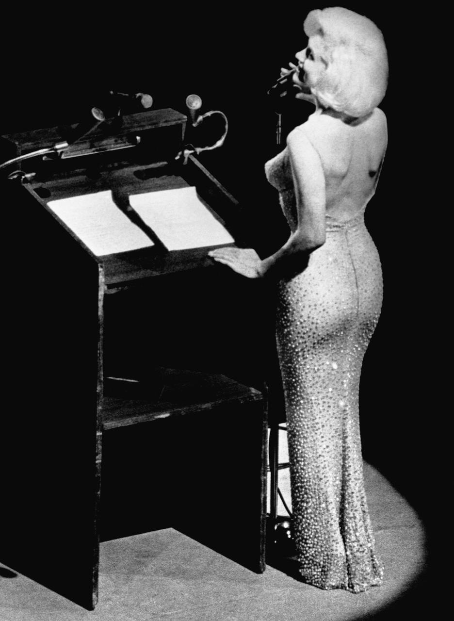 Na imagem com cor, Marilyn Monroe usando o naked dress para cantar feliz aniversário ao Presidente Kannedy - metrópoles